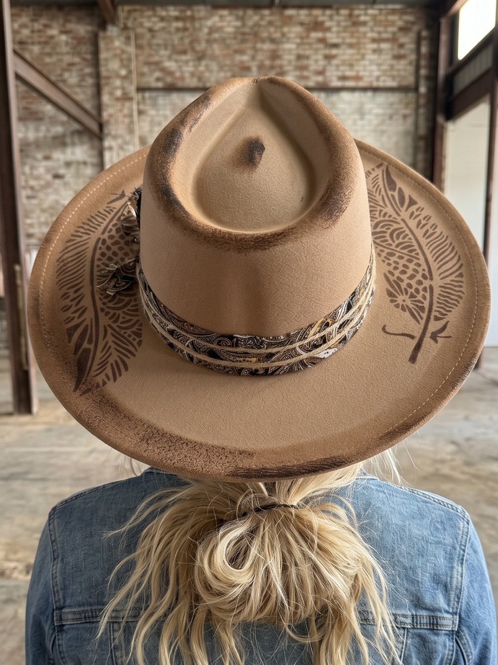 NWT Boho Western Festival Fedora Felt Wide Brimmed Hat Bandana Feather Detail - Picture 3 of 4